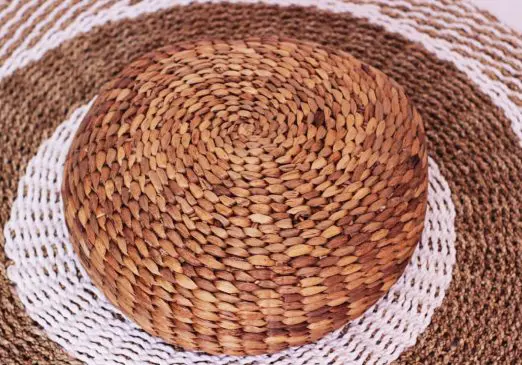 Bantal bulat anyaman eceng gondok 02 - Gambar 2