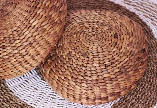 Bantal bulat anyaman eceng gondok 01 - Gambar 3