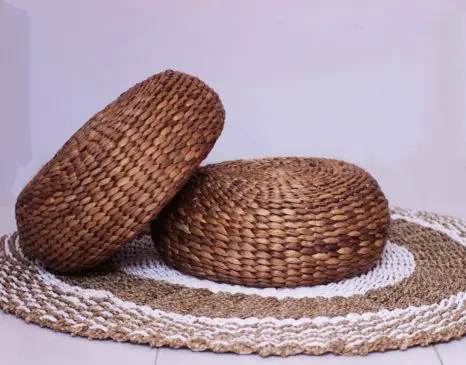 Bantal bulat anyaman eceng gondok 01