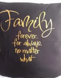 Sarung bantal sofa hitam family forever