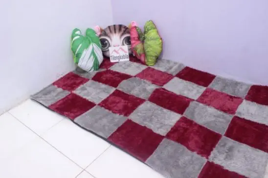 Karpet bulu motif catur (abu x maroon)