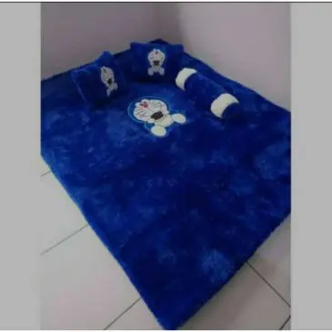 Karpet bulu set bantal doraemon