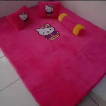 Karpet bulu set bantal hello kitty