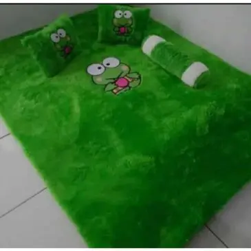 Karpet bulu set bantal keroppi