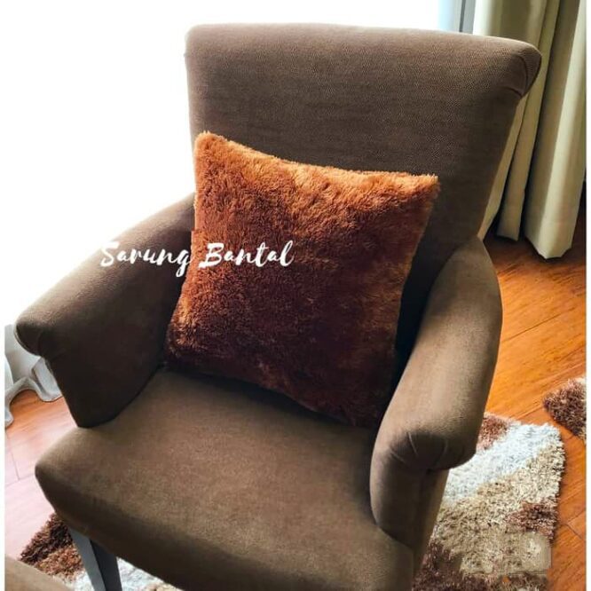 Sarung bantal coklat muda 3