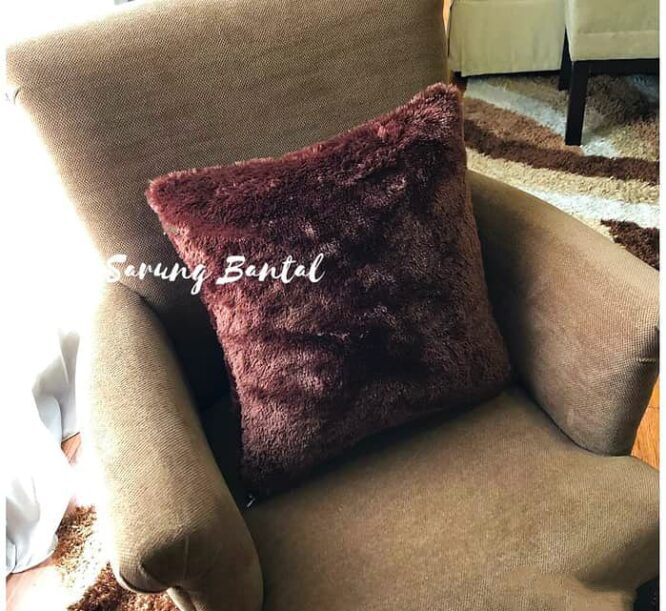 Sarung bantal coklat tua