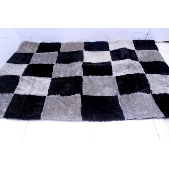 Karpet bulu motif catur (hitam x abu)2